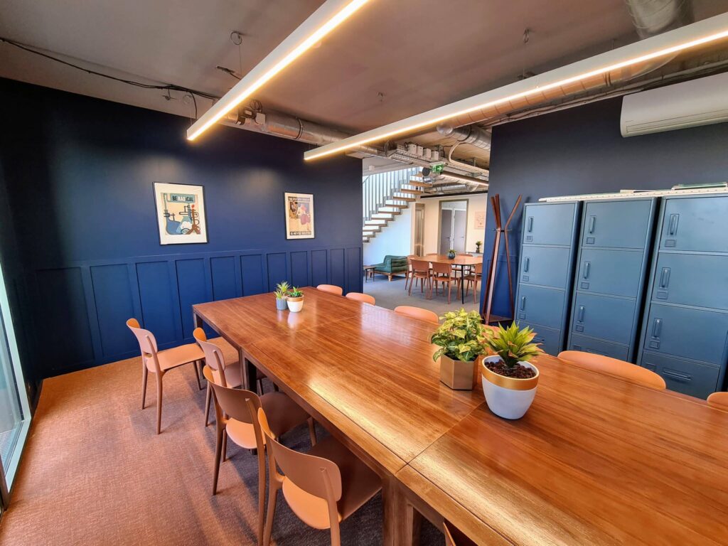 Katalyse-coworking espace commun table Lyon Montchat