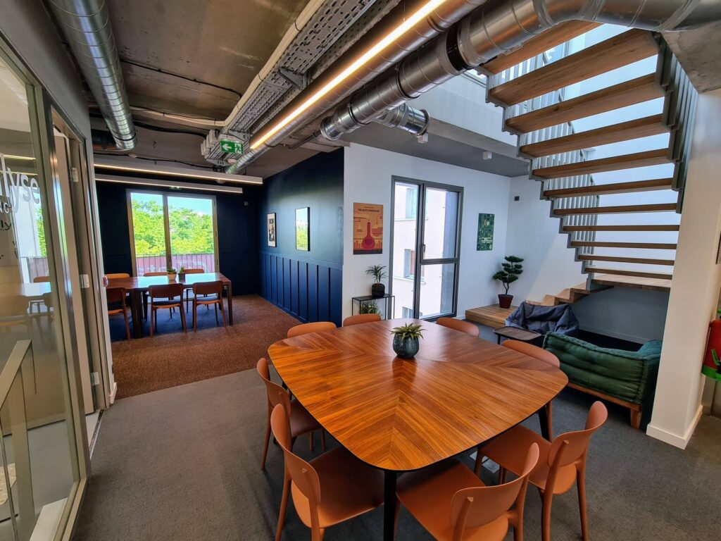 Katalyse-coworking espace commun cuisine escalier Lyon Montchat
