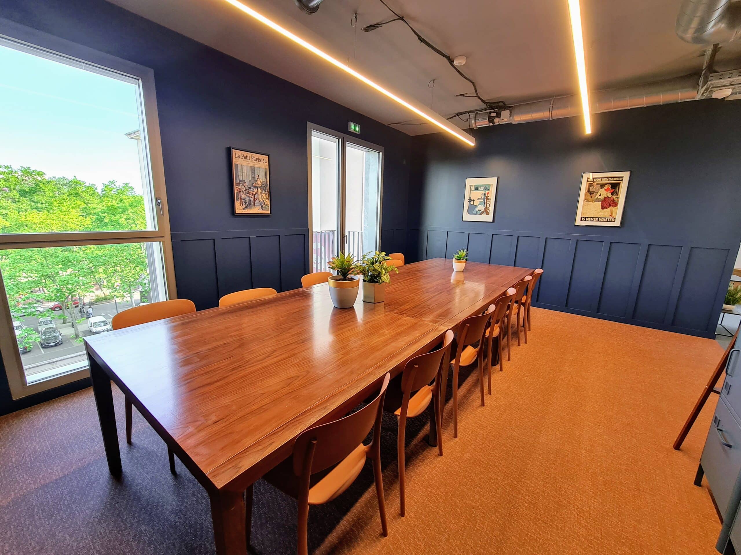 Katalyse-coworking espace commun table fond bleu Lyon Montchat