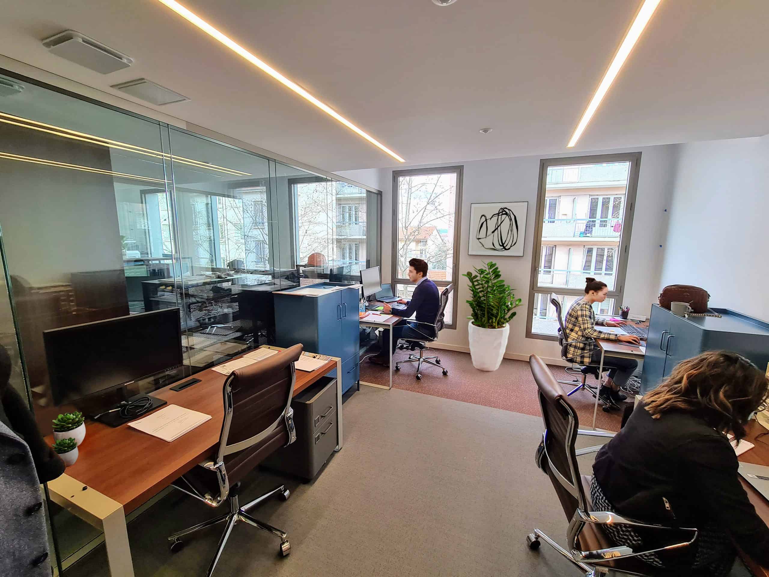 Katalyse-coworking bureau partagé 6 personnes travaillent ensemble